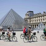 Bicicletas frente al museo del Louvre en París