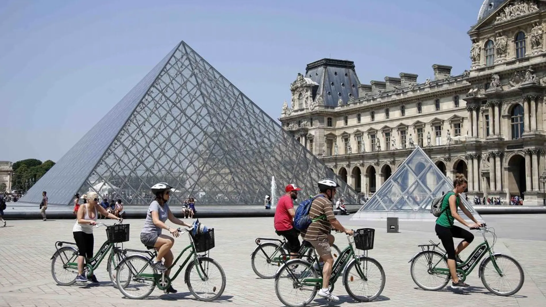 Bicicletas frente al museo del Louvre en París