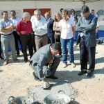 El consejero de Obras Públicas y Ordenación del Territorio, José Ballesta, coloca la primera piedra de las obras del vial