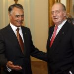 El rey Juan Carlos de España (d), es recibido por el presidente de Portugal, Anibal Cavaco Silva (i)