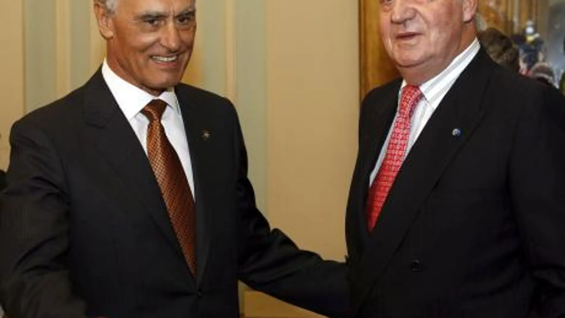 El rey Juan Carlos de España (d), es recibido por el presidente de Portugal, Anibal Cavaco Silva (i)