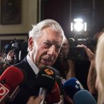 El escritor Mario Vargas Llosa atiende a los medios esta tarde en el Ateneo de Madrid.