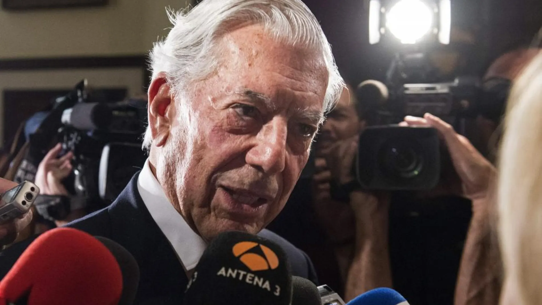 El escritor Mario Vargas Llosa atiende a los medios esta tarde en el Ateneo de Madrid.