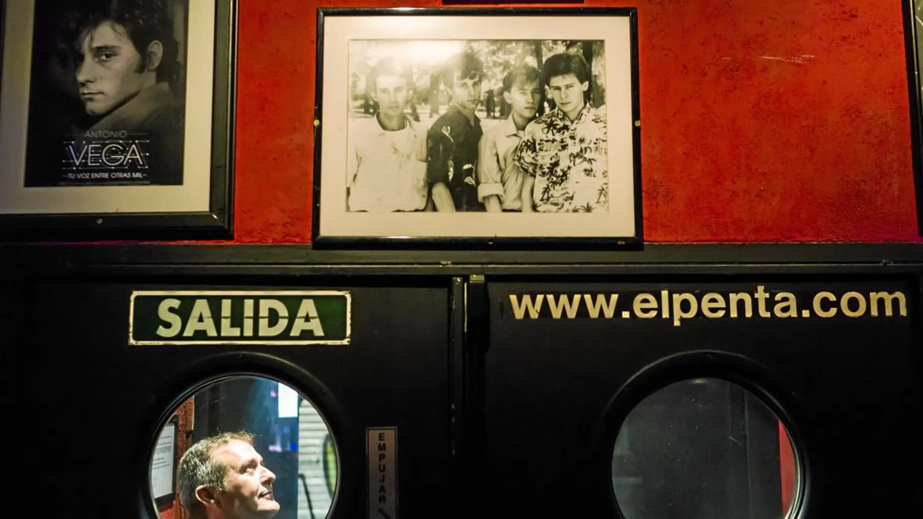 Juanma Alonso lleva 28 años dedicándole la vida al bar. Empezó detras de la barra en 1990. Acabó como propietario para mantener el característico Espíritu Penta.
