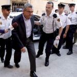 El ex alcalde de Lorca, Miguel Navarro, escoltado por agentes de la Policía Nacional a su llegada al Juzgado de Primera Instancia e Instrucción Número 4 de Lorca