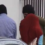 La joven durante el registro de su casa en Almonte