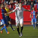 El delantero francés del Sevilla, Kevin Gameiro, celebra el primer gol de su equipo ante el Levant
