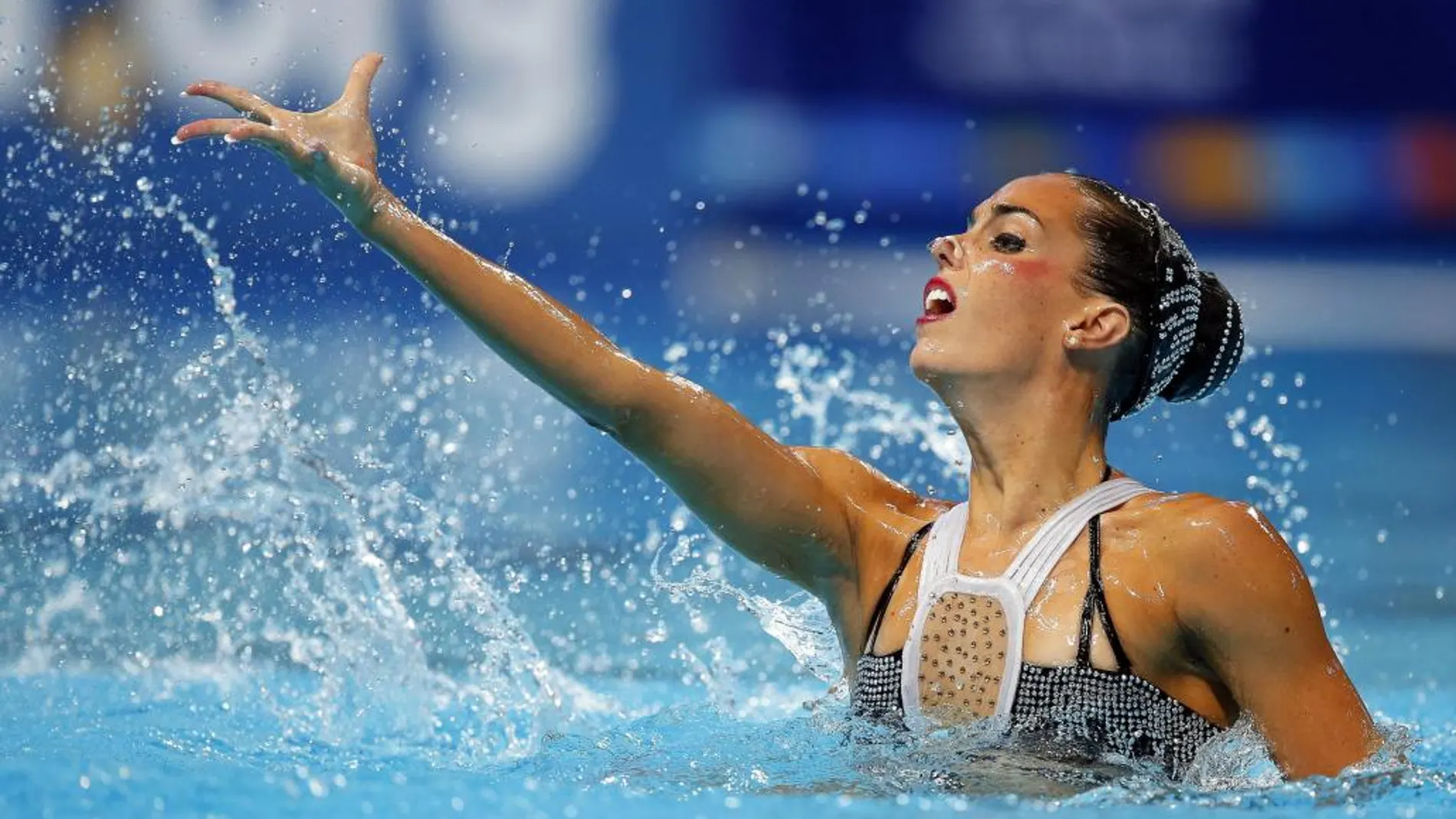 La nadadora española Ona Carbonell durante su ejercicio en la final de rutina libre individual