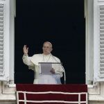 El Papa durante el ángelus en la plaza de San Pedro