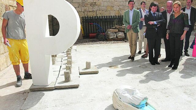 La vicepresidenta, Rosa Valdeón, visita la Escuela Taller de la Catedral de Palencia