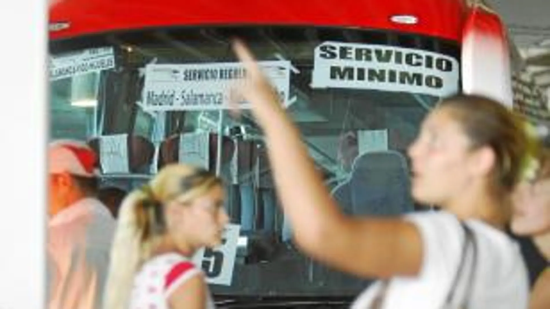 Ayer partieron de la Estación Sur menos de 50 de los 200 autobuses que salen un domingo cualquiera