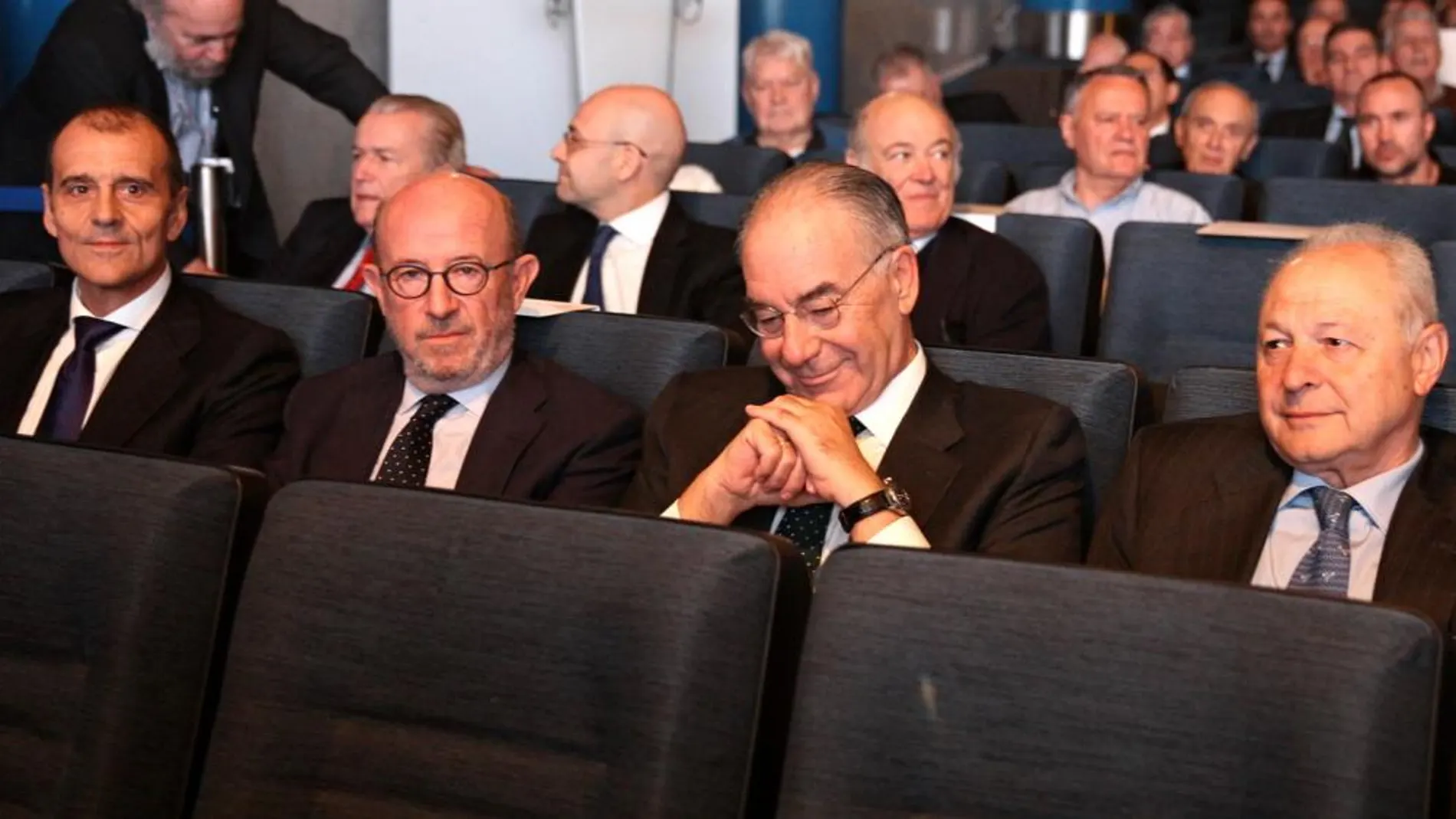 Emilio Saracho, segundo por la izquierda, es desde ayer el nuevo presidente de Banco Popular. Le escoltan Carlos Balado y Antonio González-Adalid