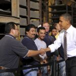 Obama, saluda a los trabajadores de la compañía Ernest Mairer Block, hoy
