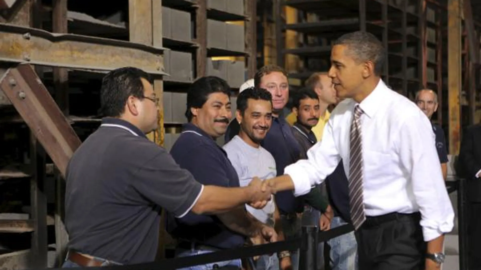 Obama, saluda a los trabajadores de la compañía Ernest Mairer Block, hoy