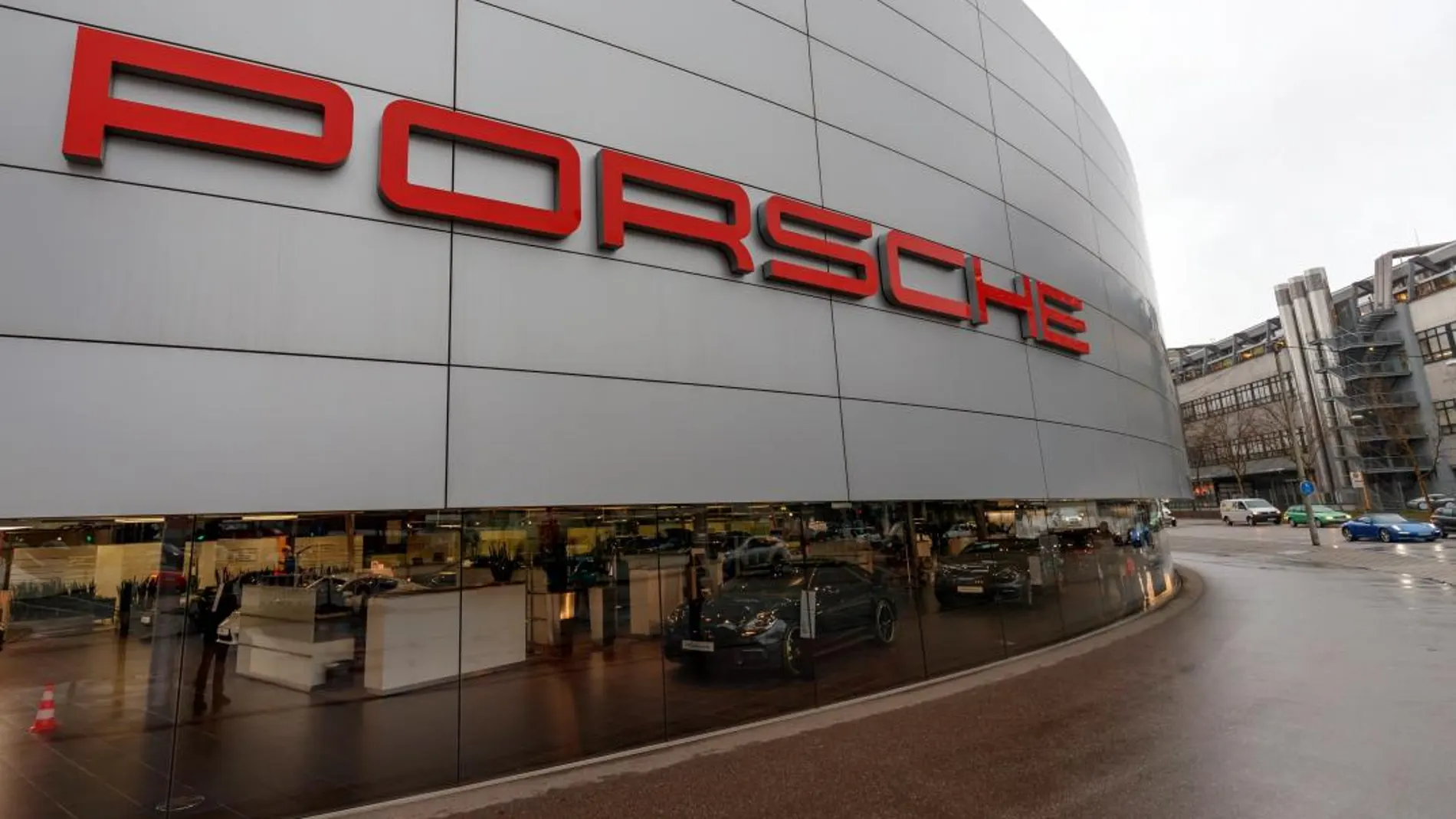Fotografía de archivo del 26 de enero de 2018 que muestra el logotipo del fabricante alemán Porsche en sus oficinas de Stuttgart (Alemania)