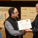 El alcalde Antonio Silván hace entrega del premio al propietario de “Equitánea”