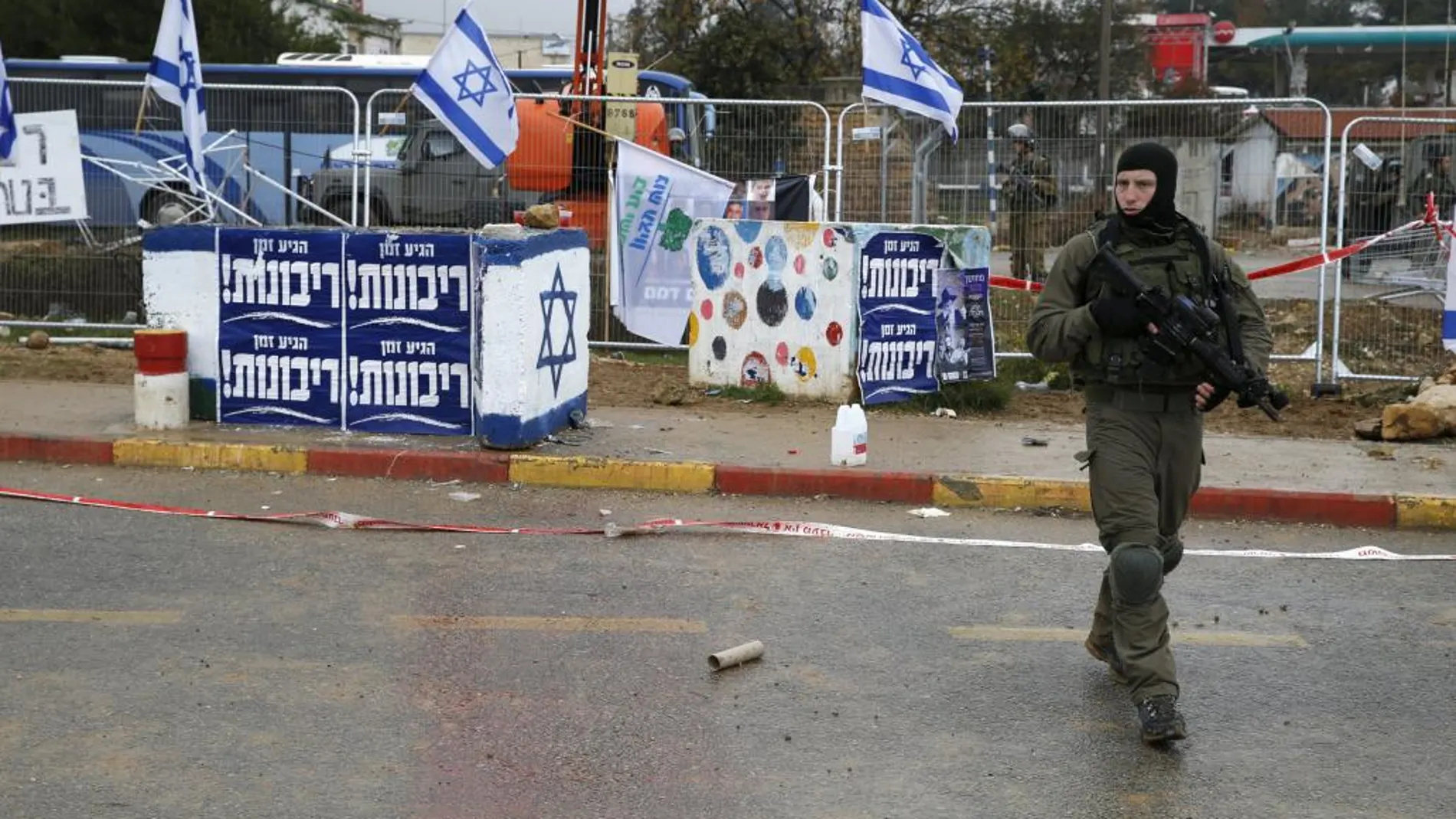 Un soldado israelí cerca de Cisjordania
