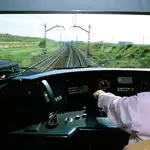Maquinista de Renfe en la cabina de un tren