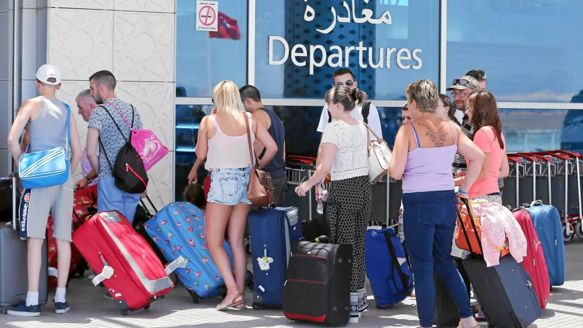 Los turistas empiezan a abandonar Túnez después del atentado del viernes en una popular playa