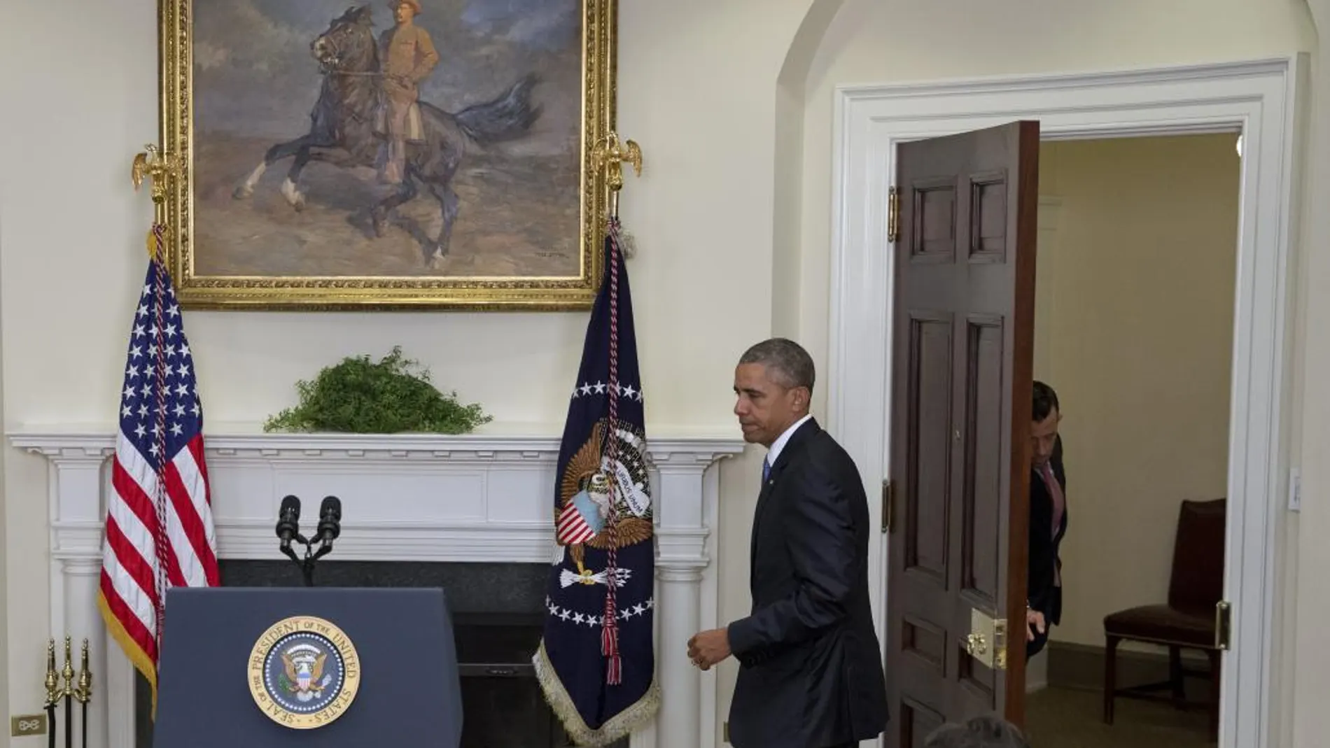 Barack Obama se dispone a hablar en la sala Roosevelt