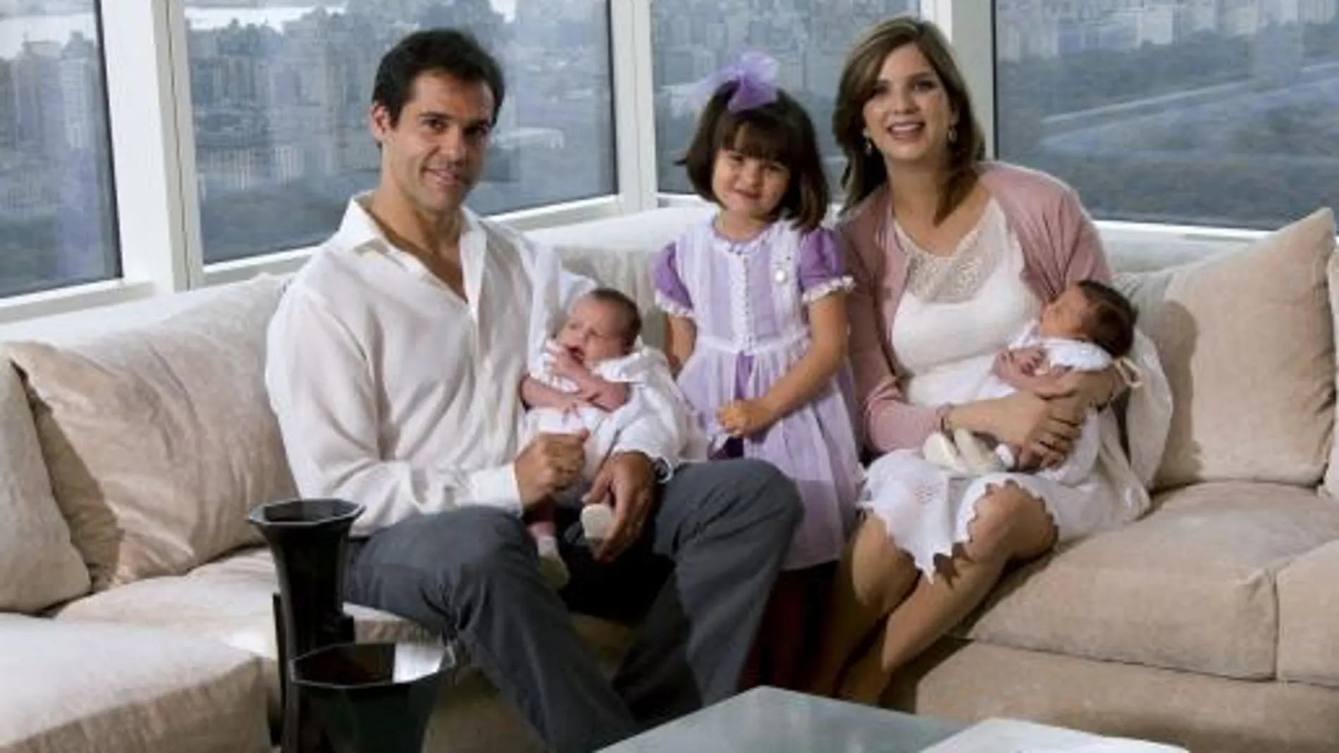 Luis Alfonso de Borbón y Margarita Vargas posan con toda su familia