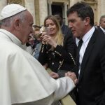 Antonio Banderas, acompañado por su novia Nicole Kimpel, saluda al papa Francisco