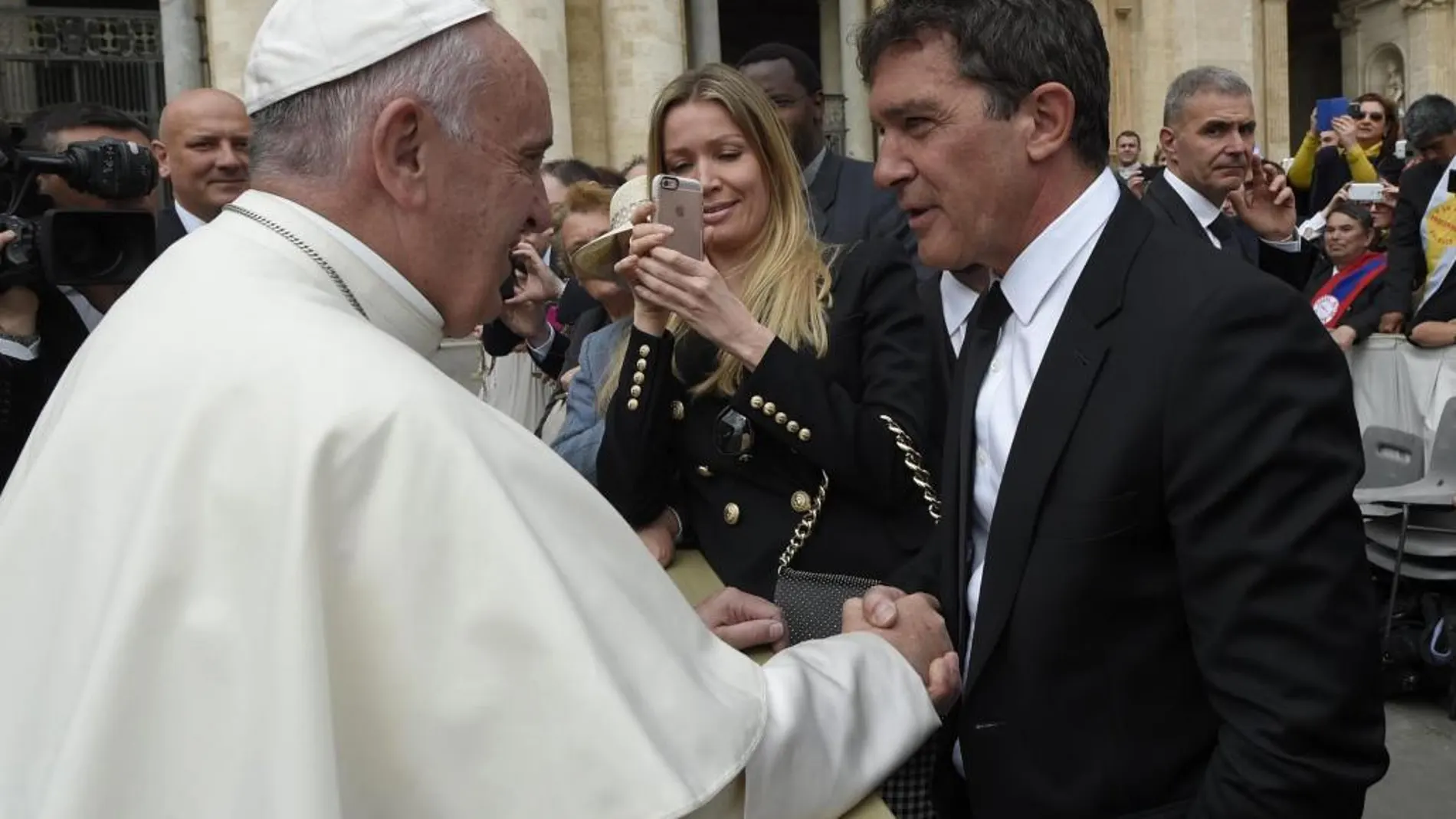 Antonio Banderas, acompañado por su novia Nicole Kimpel, saluda al papa Francisco