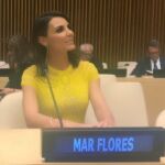 Revestida en traje amarillo canario posó, no se sabe con qué motivo, para inmortalizar su asistencia a la sede de Naciones Unidas