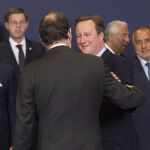 El primer ministro británico David Cameron conversa con el presidente español en funciones Mariano Rajoy antes de la foto de familia de la reunión del Consejo Europeo