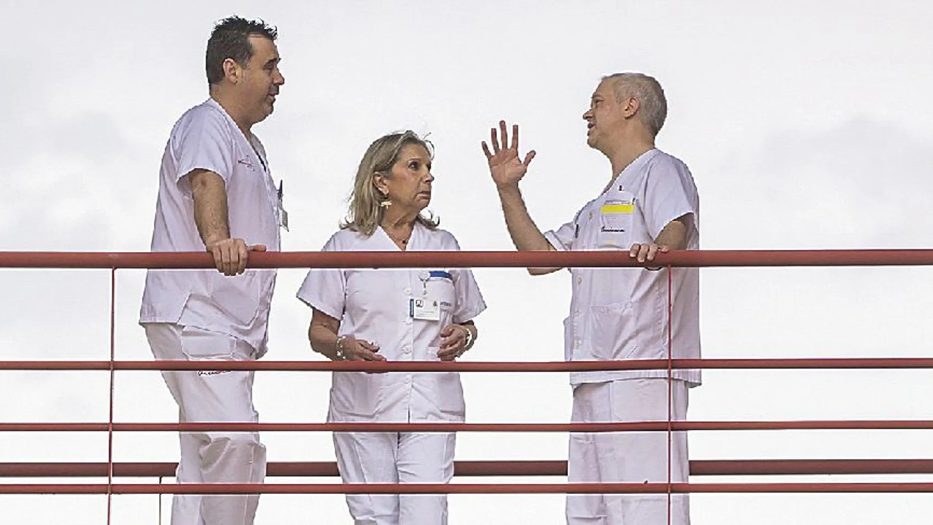 Además de Julio, Rosa y Mario (en la imagen), el equipo de Coordinación de Trasplantes lo completan los enfermeros Juanma y Conchi