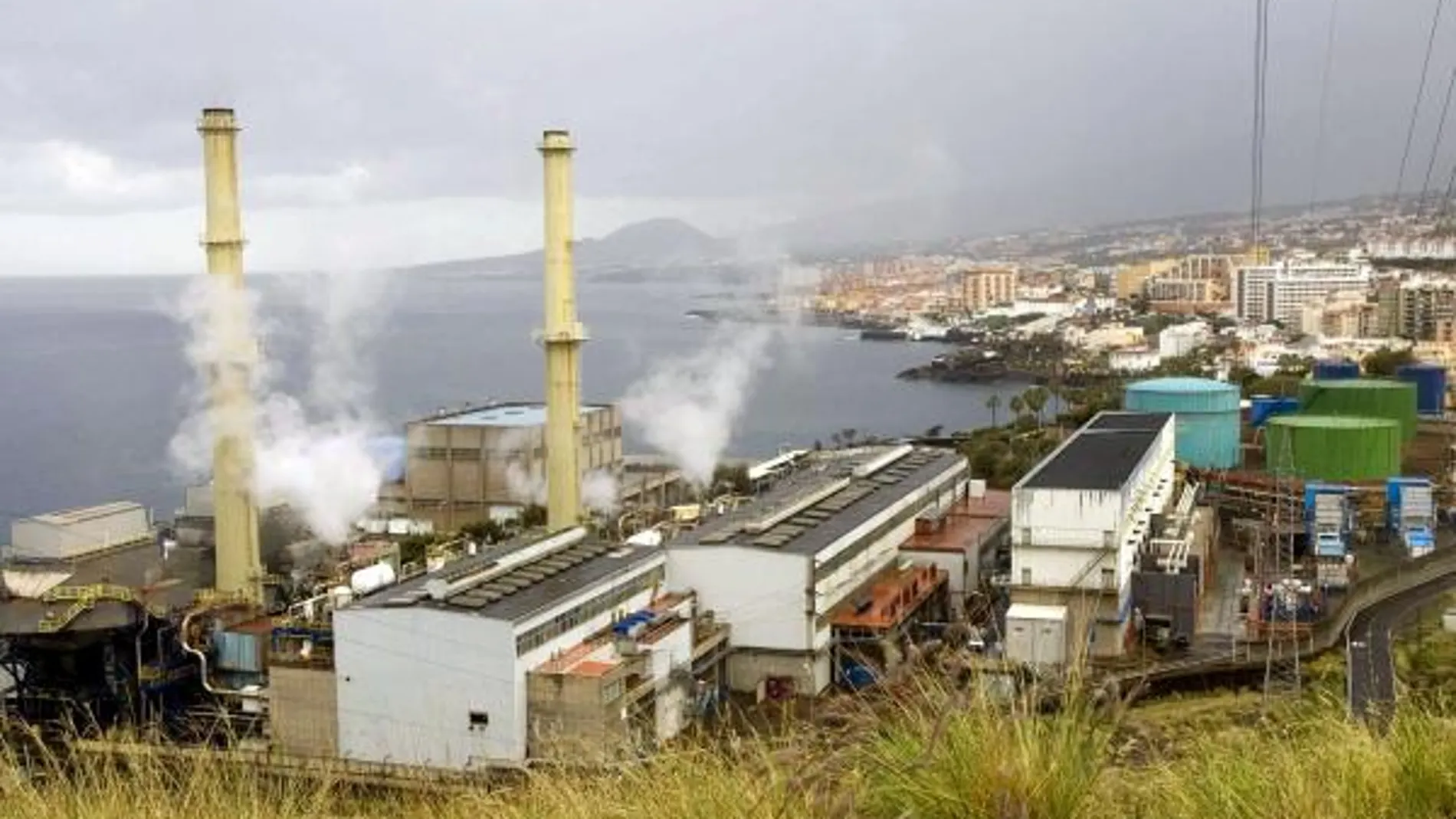 Vista la central eléctrica de Las Caletillas, en Tenerife