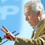 El presidente del PP andaluz, Javier Arenas, participó ayer en un acto del partido en la localidad sevillana de El Viso