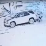 El incidente tuvo lugar en la localidad rusa de Namtsy, donde un coche que abandonaba un parking marcha atrás arrolló a la mujer de avanzada edad