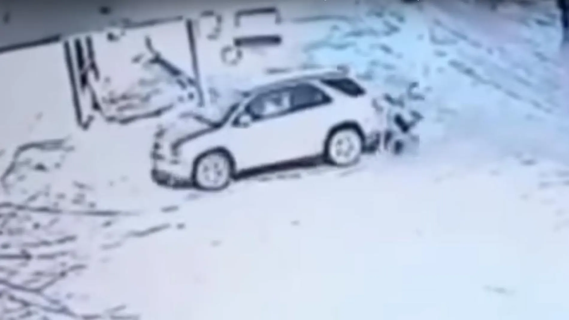 El incidente tuvo lugar en la localidad rusa de Namtsy, donde un coche que abandonaba un parking marcha atrás arrolló a la mujer de avanzada edad