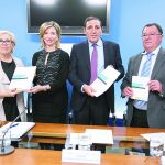 Los consejeros Alicia García y Antonio Mª Sáez Aguado, junto a Mª Jesús Delgado y Ángel González
