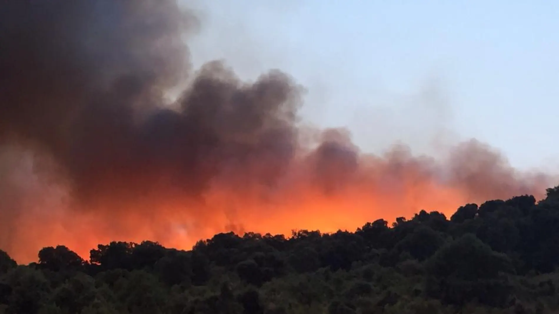 Un incendio permanece activo en el Cerro de San Pedro, en Colmenar Viejo