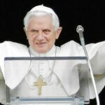 El Papa saluda a los miles de fieles reunidos ayer en la Plaza de San Pedro