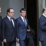 El ministro frances de justicia, Jean-Jacques Urvoas, el presidente galo, Francois Hollande; el primer ministro, Manuel Valls y el ministro del Interior, Bernard Cazeneuve.