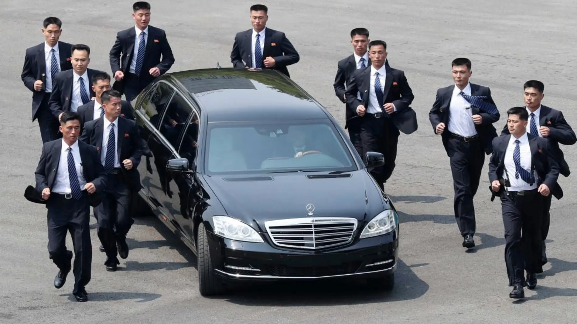 En la cumbre entre las dos coreas el pasado 27 de abril, el dictador norcoreano Kim Jong Un apareció en Singapur rodeado de su conspicuo círculo de guardaespaldas de traje negro y circunspecto ademán