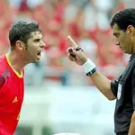 hierro protesta al árbitro egipcio Al Ghandour, que le pide que se marche con el dedohierro protesta al árbitro egipcio Al Ghandour, que le pide que se marche con el dedo