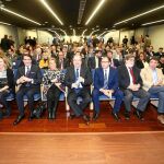 Herrera junto a los consejeros Rosa Valdeón, Suárez-Quiñones. Alicia García y García-Cirac; el presidente de la FRMP, Alfonso Polanco; el de la patronal Cecale, Santiago Aparicio y los líderes sindicales, Ángel Hernández y Prieto