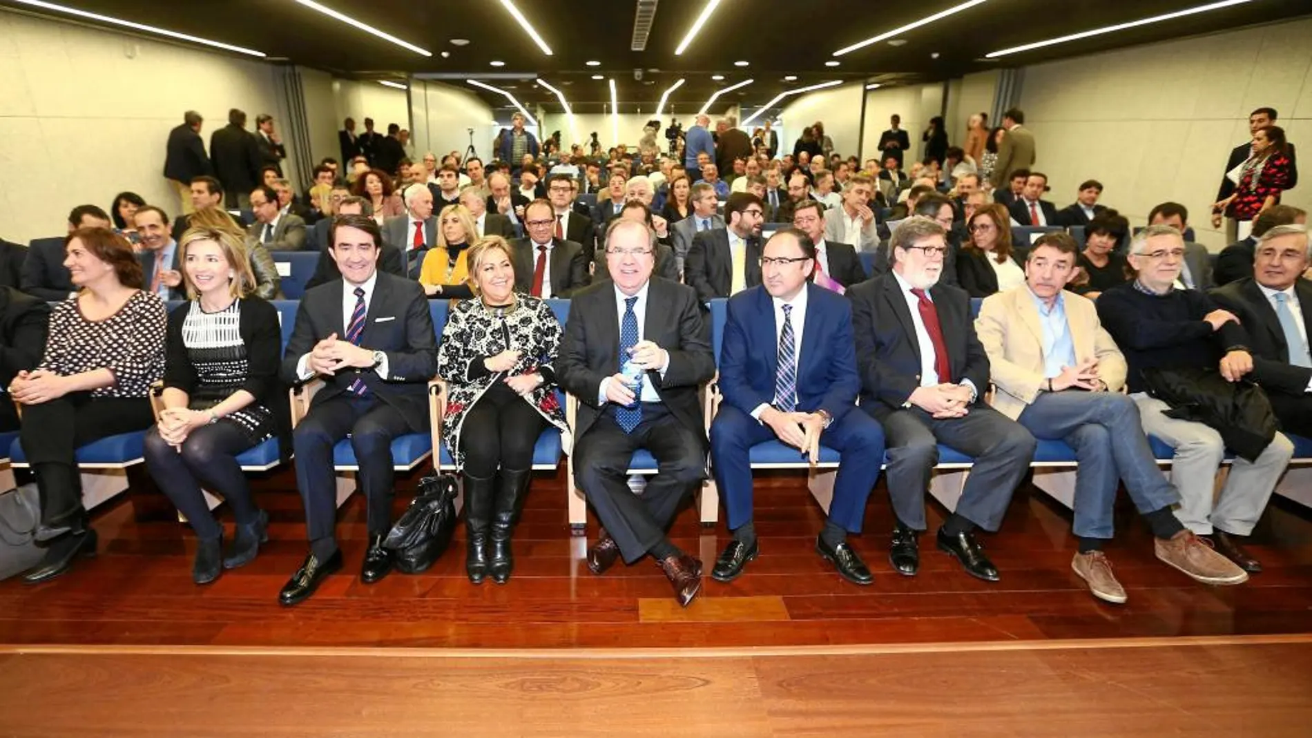 Herrera junto a los consejeros Rosa Valdeón, Suárez-Quiñones. Alicia García y García-Cirac; el presidente de la FRMP, Alfonso Polanco; el de la patronal Cecale, Santiago Aparicio y los líderes sindicales, Ángel Hernández y Prieto