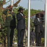 Fotografía facilitada por la misión de las Naciones Unidas en Sudán del Sur (UNIMISS) que muestra al presidente de Sudán del Sur, Salva Kiir (c), el recién designado vicepresidente de Sudán del Sur, Riek Machar (i), y el segundo vicepresidente, James Wani Igga (d), que escuchan el himno nacional después de que Machar jurase su cargo en Yuba (Sudán del Sur) ayer, 27 de abril de 2016.