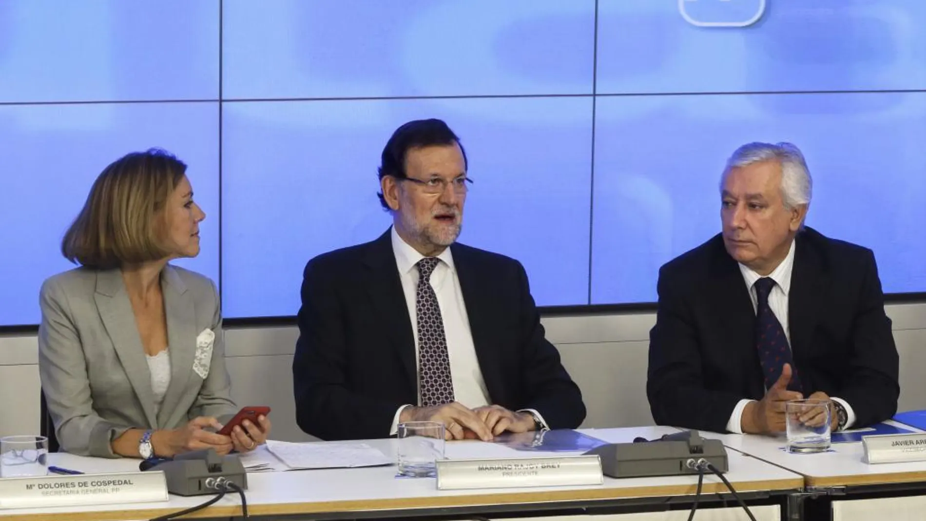 Mariano Rajoy acompañado de María Dolores de Cospedal y Javier Arenas durante el Comité Ejecutivo Nacional del partido.