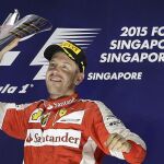 Sebastian Vettel celebra su triunfo en Singapur.