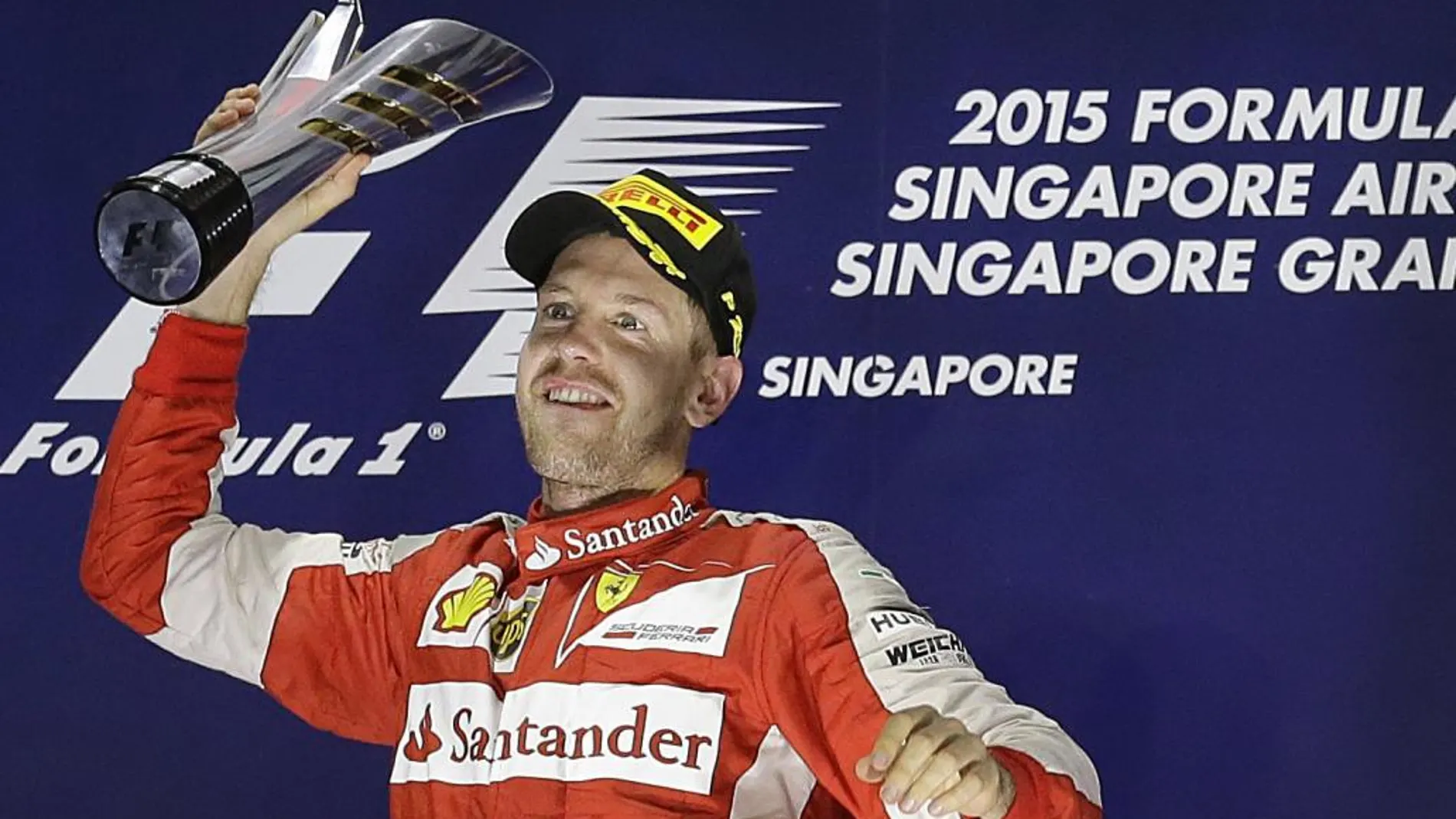 Sebastian Vettel celebra su triunfo en Singapur.