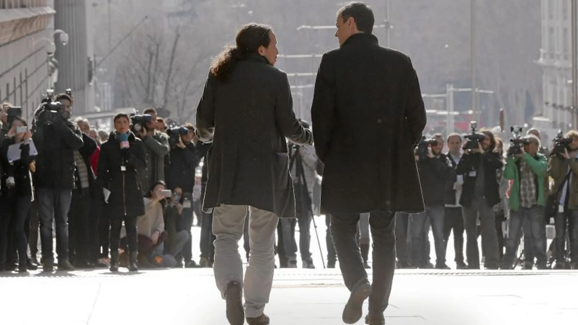 Pasarela San Jerónimo. Iglesias y Sánchez llegaron caminando juntos al Congreso para escenificar su buena sintonía tras los ataques del pasado