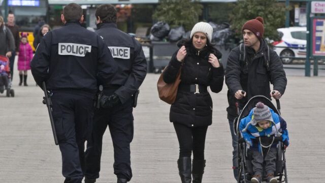 Policías en el exterior del parque Disneyland París