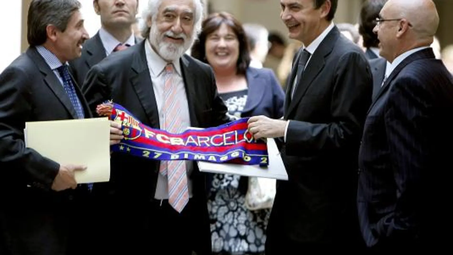 Un senador de CiU regala una bufanda del Barcelona a Zapatero