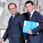 François Hollande y Manuel Valls pasean por el Palacio del Elíseo, ayer, después del Consejo de Ministros